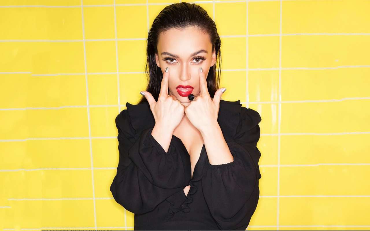 Таксист отбил вокалистку группы «Серебро» у пьяной компании