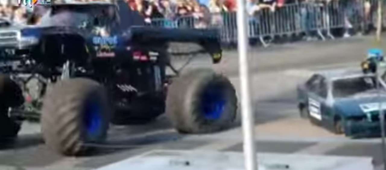 Монстр-трак на шоу въехал в толпу (ВИДЕО)