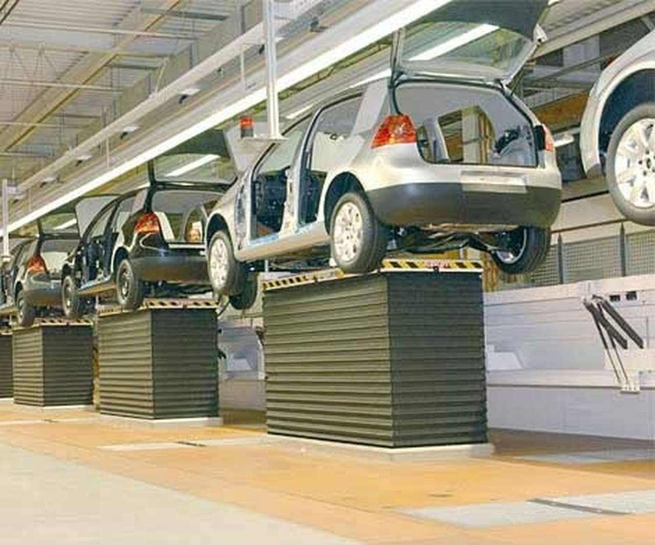 VW переводит рабочих на 5-дневку