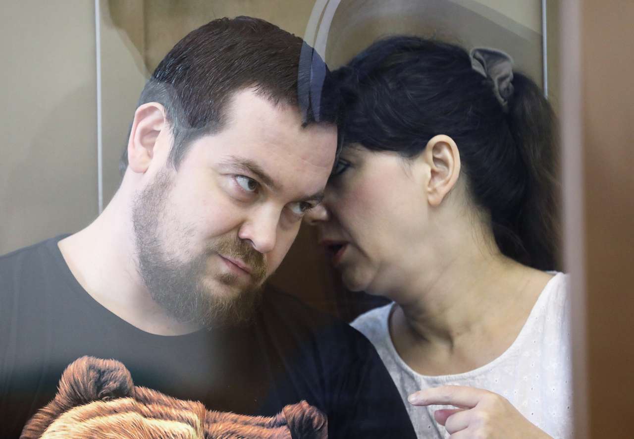 Основатель автомобильного сообщества «Смотра.ру» Эрик Китуашвили и его гражданская жена Анна Каганская, подозреваемые в мошенничестве со страховыми выплатами.