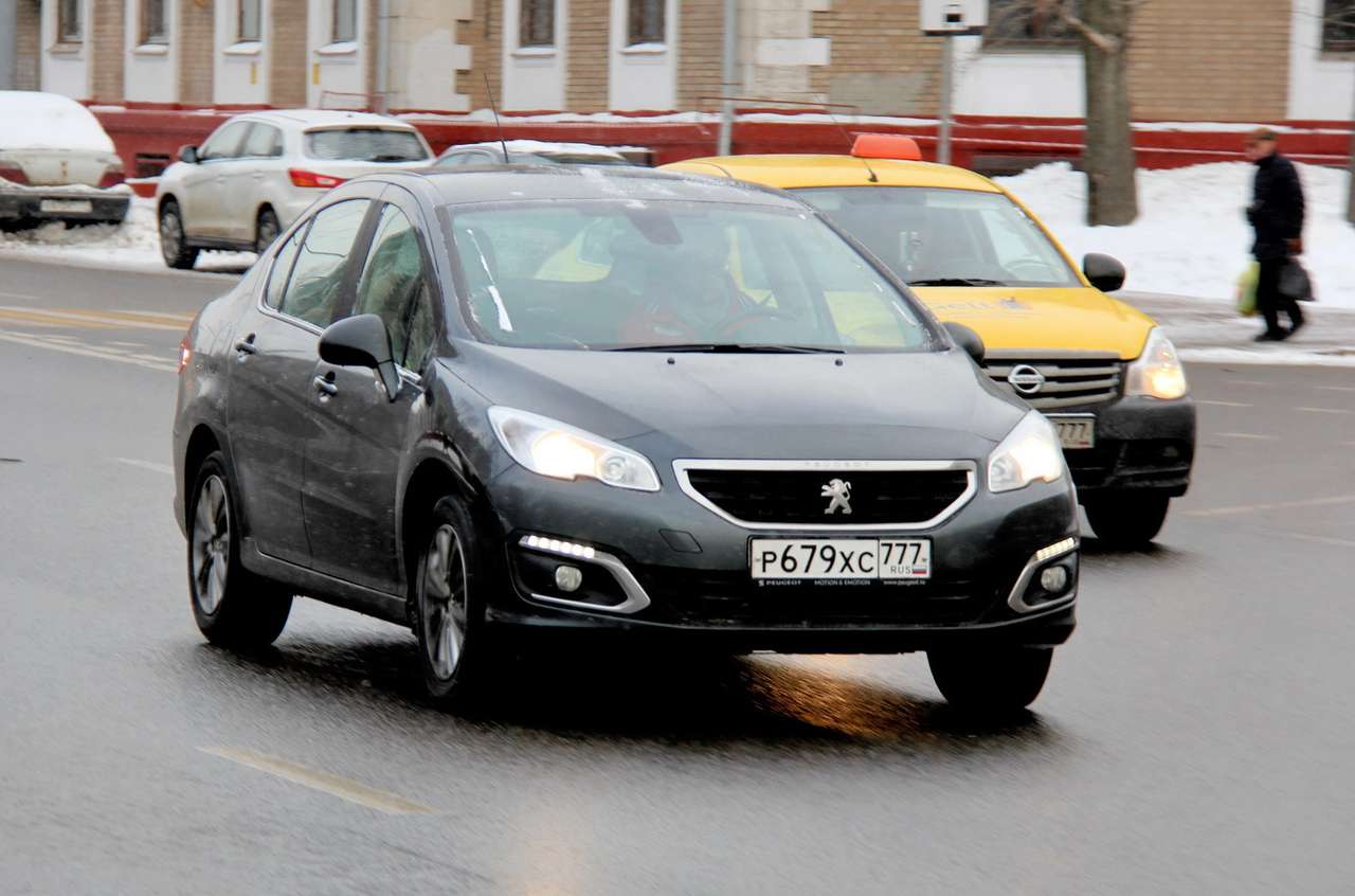 Peugeot 408 и Citroen C4: c флангов на Октавию