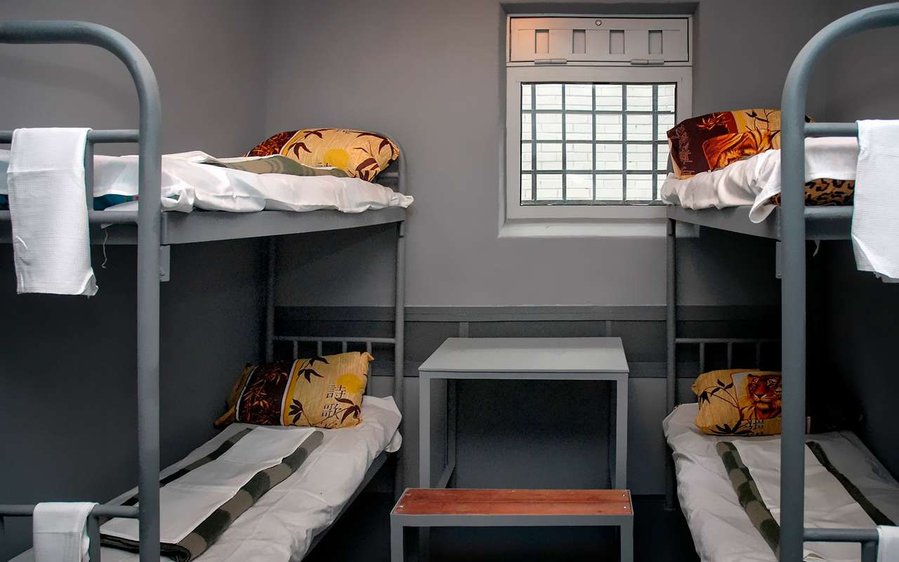 Это только образцово-показательные спецприемники выглядят пристойно. На самом деле подобные заведения ничего общего с такой картинкой не имеют.