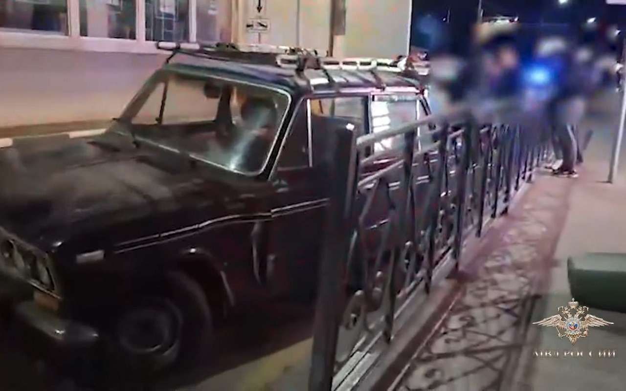 В Ялте полиция протаранила ВАЗ-2106, водитель которого ехал ночью без света