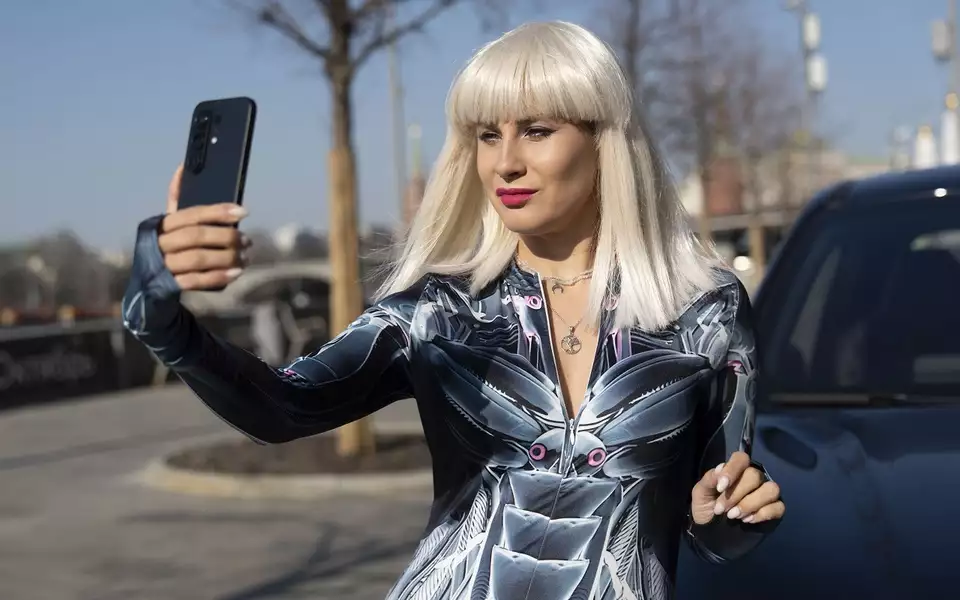 Гуманоидный робот стал ведущим «Разборки недели» и устроил фотосессию с помощью новейшего смартфона TECNO CAMON 50