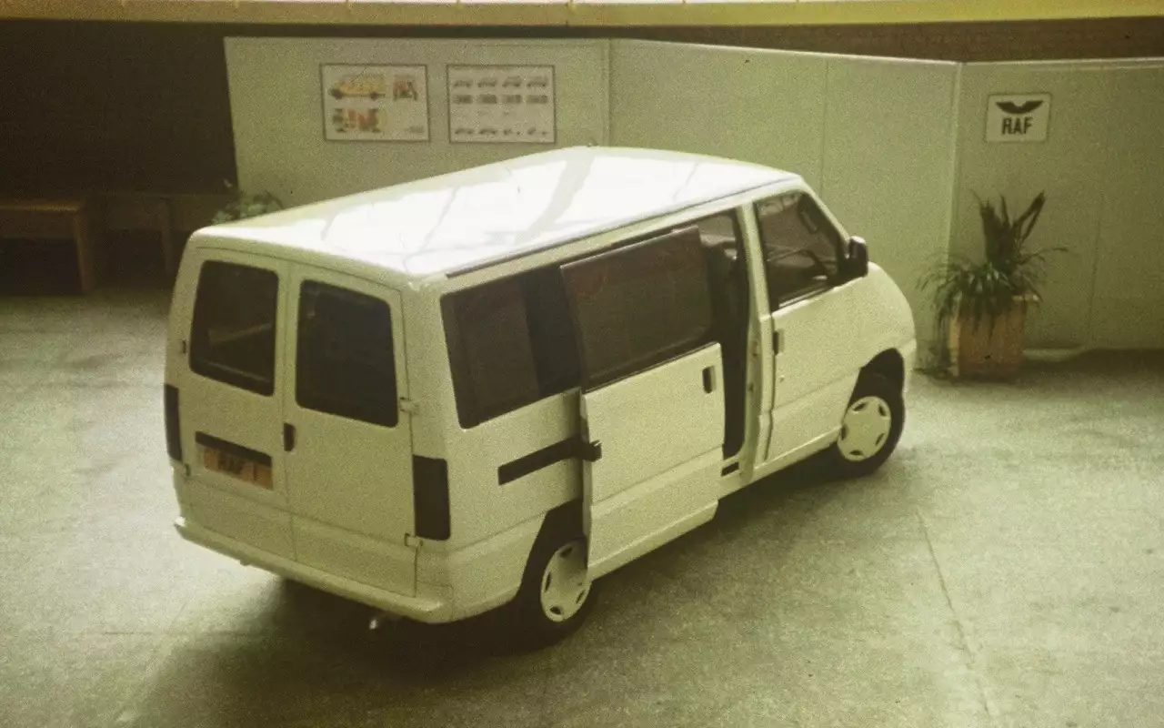 Рижский прототип получил, в частности, сдвижную дверь салона.