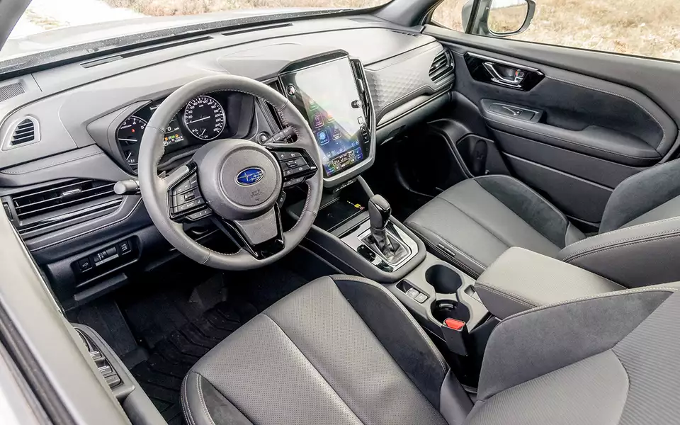 В салоне многовато жесткого пластика, а вместо дизайнерских изысков – достаточно большое число физических кнопок. Обогрев сидений включается с тачскрина, но виртуальные клавиши всегда отображаются, так что лезть в недра меню не нужно.