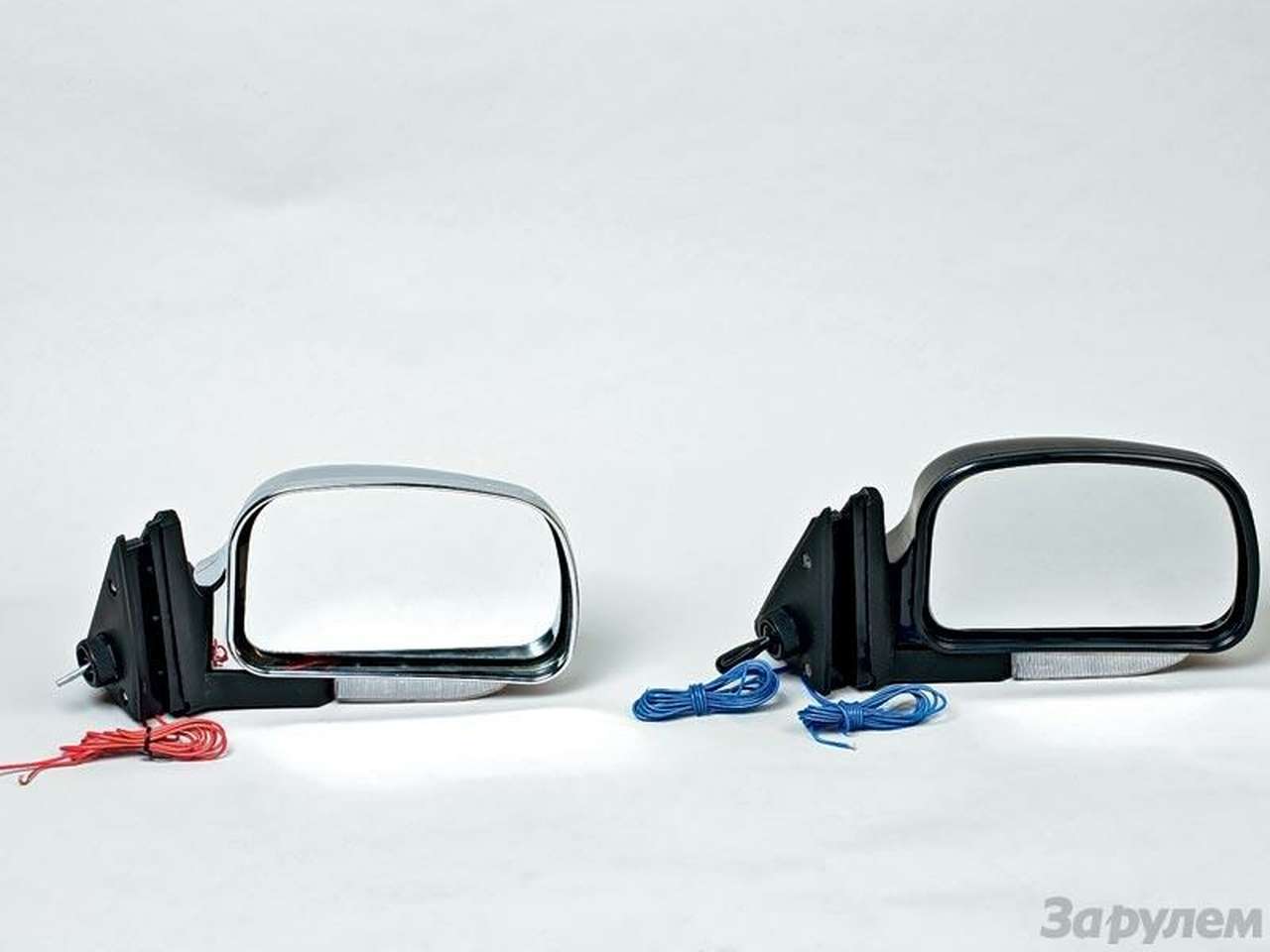 Оба зеркала правые, но то, что лежит слева, при этом «левое». На первый взгляд придраться вообще не к чему, разве что к разному количеству проводов. Во всех «политеховских» зеркалах, оснащенных повторителями поворотников, обязательно имеется подогрев. Почему его нет на китайских, непонятно. Думается, это вопрос времени.