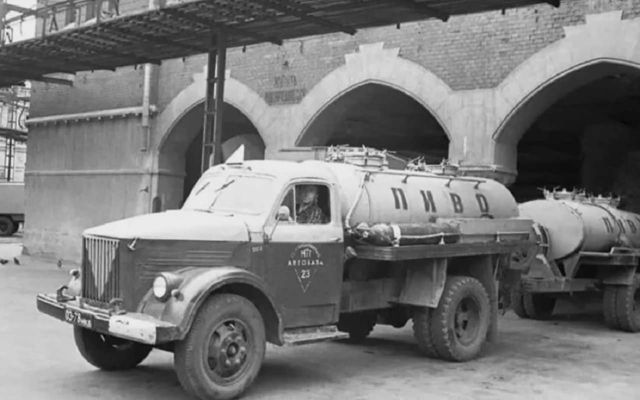 Такая работа: редкие кадры с советскими грузовиками и автобусами (видео)