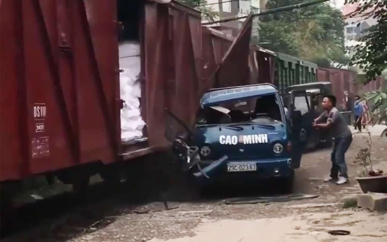 Поезд превратил машину в груду металлолома. Паркуйтесь аккуратнее, что ли