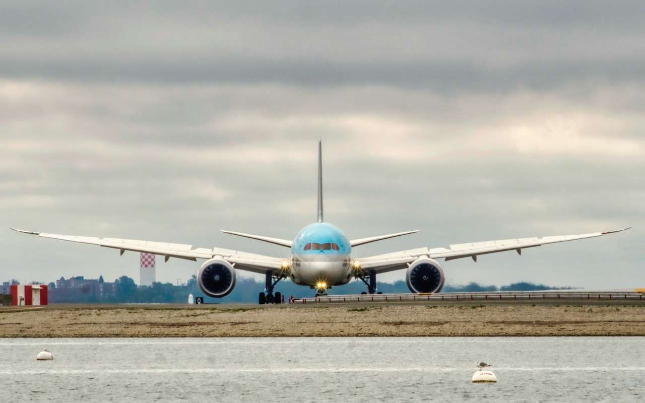 Авиалайнер на полосе Boston Logan International Airport