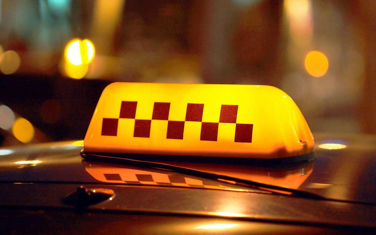 Таксист сбил сотрудника ДПС. В ГИБДД ответили продлением рейда