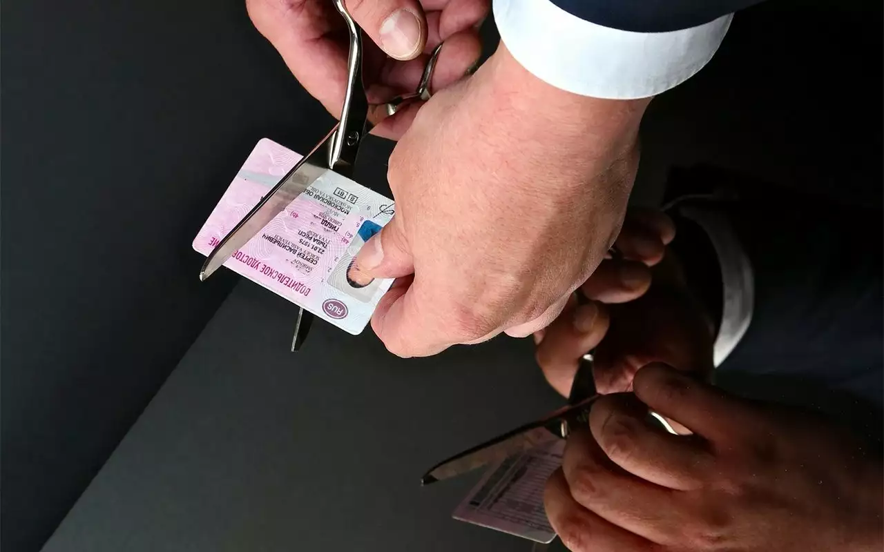 Запретная черта: как безобидные маневры на дороге грозят водителям потерей прав