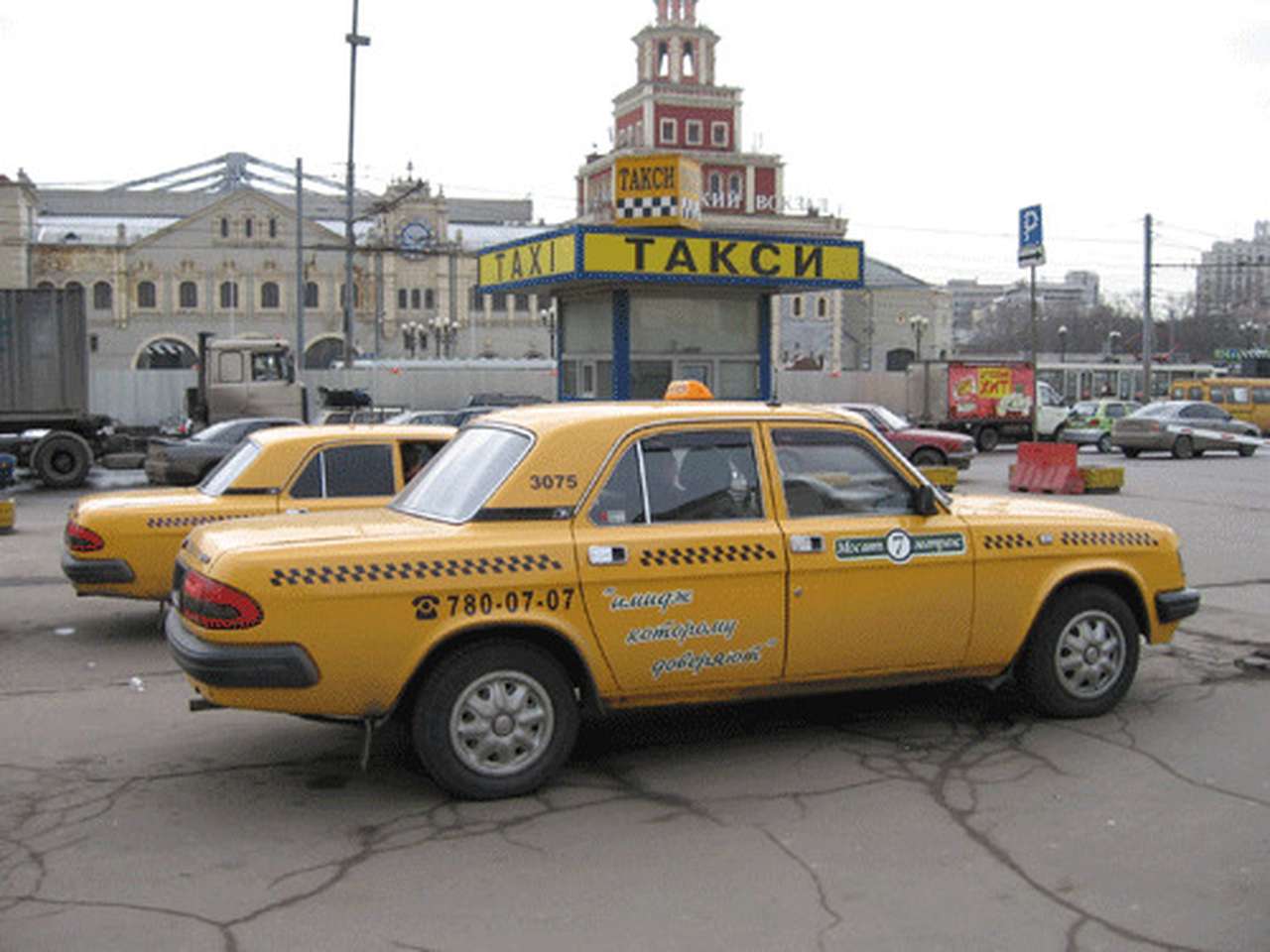 Легальных таксистов бесплатно пустят к вокзалам