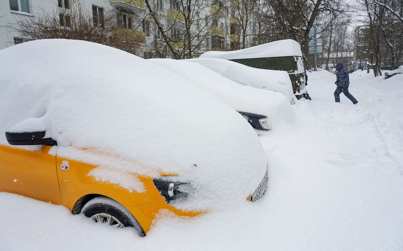 Эксперт дал совет, как очистить автомобиль от снега и не повредить