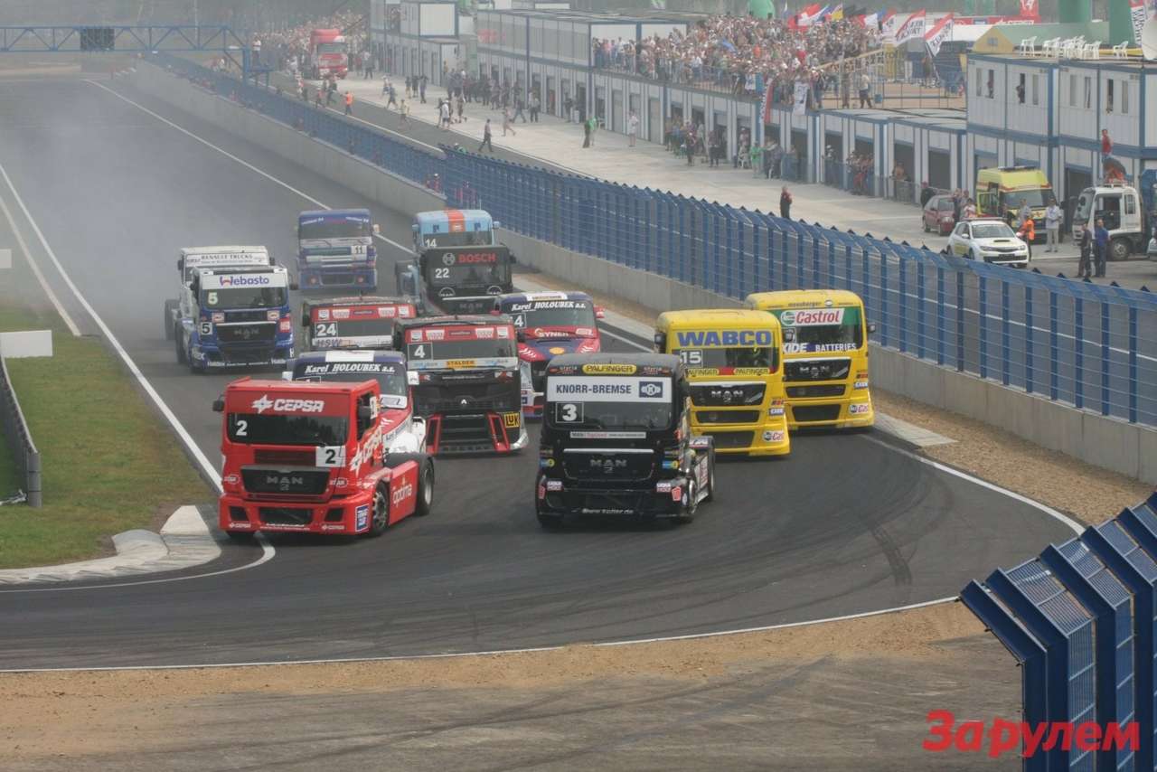 Первый медленный поворот после самой быстрой длинной прямой, здесь можно разместить пять грузовиков в ряд.