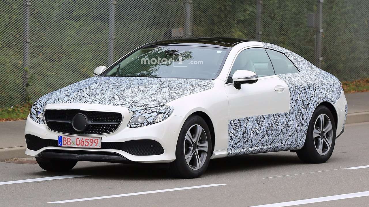 На одно лицо: купе Mercedes-Benz Е-класса срывает покров тайны