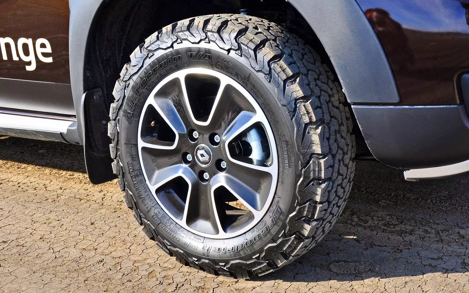 Какие колеса можно. BFGOODRICH all Terrain 215/65 r16. BFGOODRICH 215/65 r16 all-Terrain на Рено Дастер. BFGOODRICH all-Terrain t/a ko2 215/65 r16. Шина Renault Duster 215/65 r16.