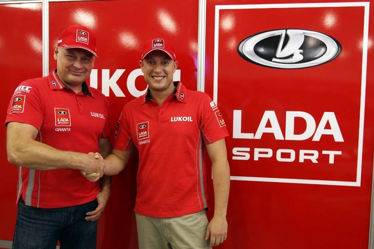 Роб Хафф: «Я очень рад сотрудничеству с LADA Sport LUKOIL и счастлив присоединиться к заводской команде. Это будет большая честь для меня – работать с таким амбициозным коллективом, который разделяет мой подход и мое видение соревнований. Я также счастлив оказаться в одной команде с Джеймсом Томпсоном. Мы долгие годы вместе участвовали в гонках, и я очень уважаю этого пилота. В 2004 году, когда я только дебютировал в туринге, он выиграл Британский туринговый чемпионат. Я намерен повторить свой успех в команде LADA Sport LUKOIL и вывести ее на топ-уровень чемпионата, используя весь свой опыт и знания».