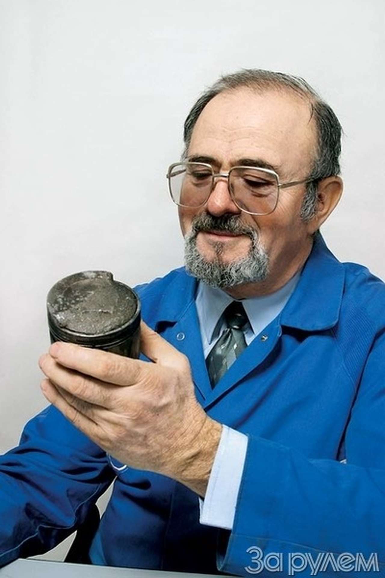 С микрометром и отвесом