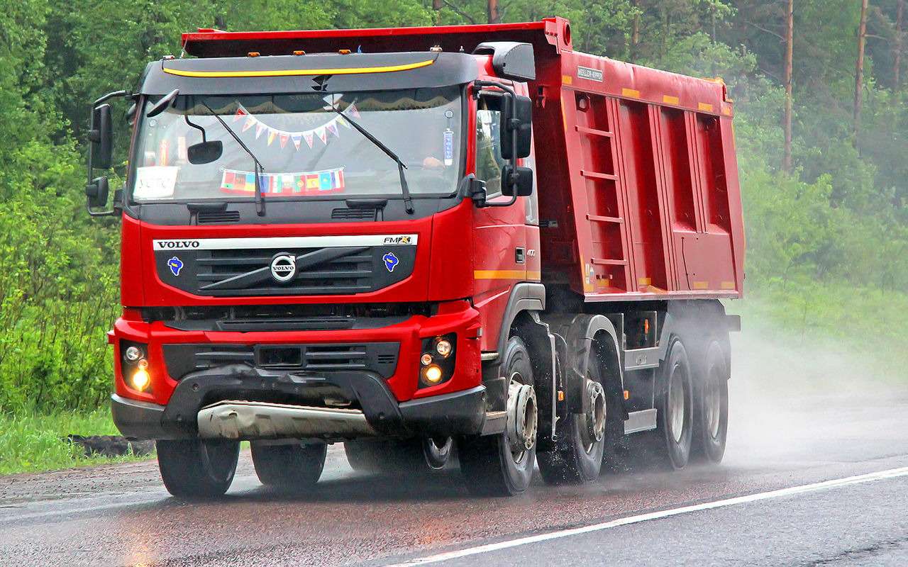 Герой боевика: наш полицейский тормозит неуправляемый самосвал