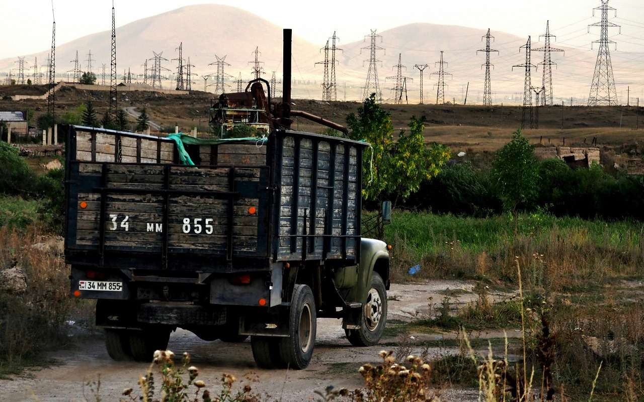 Движение грузовиков ограничат на период весенней просушки: называем регион