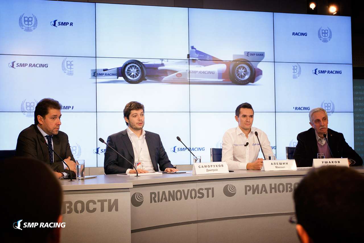 Дмитрий Саморуков, исполнительный директор SMP Racing (второй слева): «Участие в IndyCar – это следующий шаг в популяризации автоспорта в России и новый стимул для молодых пилотов, которых мы сегодня готовим: чтобы наши мальчишки, и совсем маленькие, и постарше, видели, куда можно стремиться».