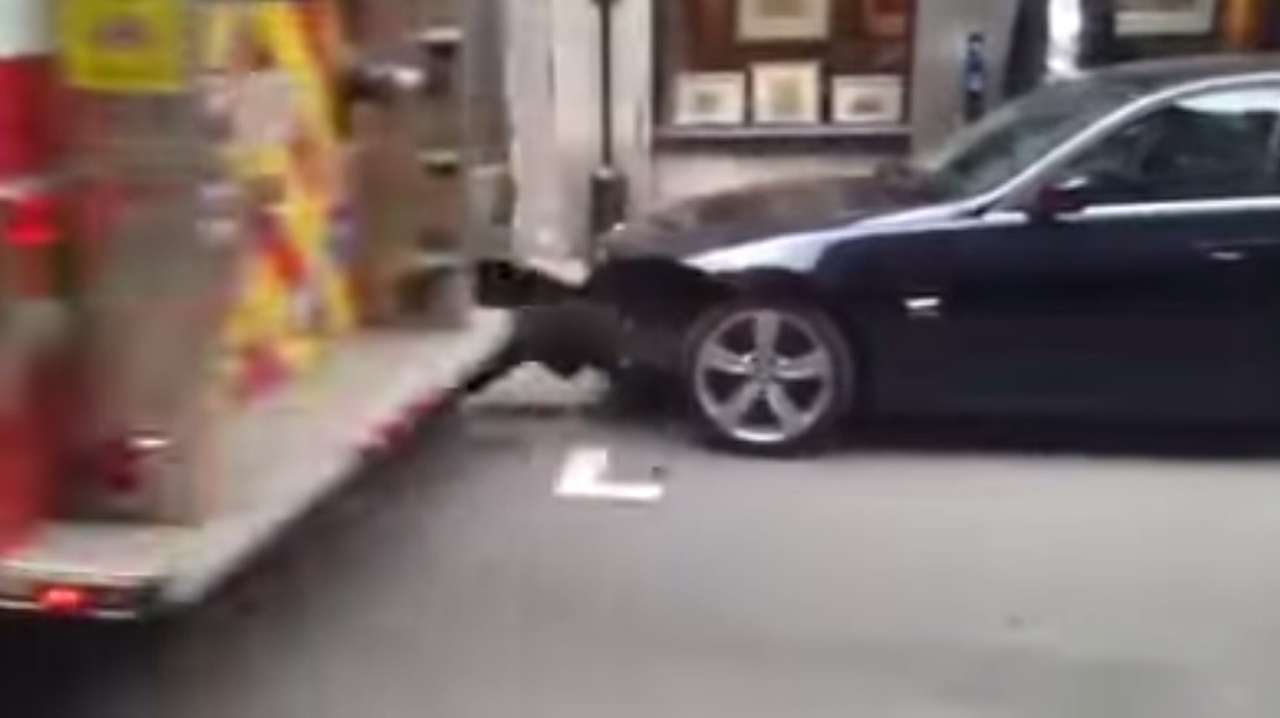 Пожарная машина, спеша на вызов, пробивает себе дорогу в мегаполисе (ВИДЕО)