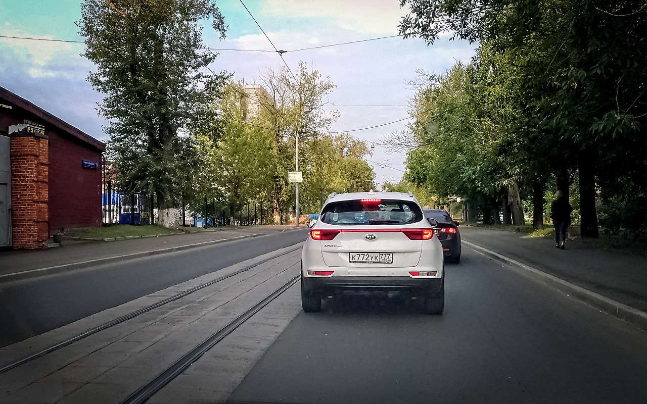 Участок улицы Малая Семеновская в Москве. Трамвайные пути ровно посередине проезжей части. С каждой стороны одна полоса для движения. Знаков, информирующих водителей о количестве полос для движения нет. Трамваев тоже не видно.