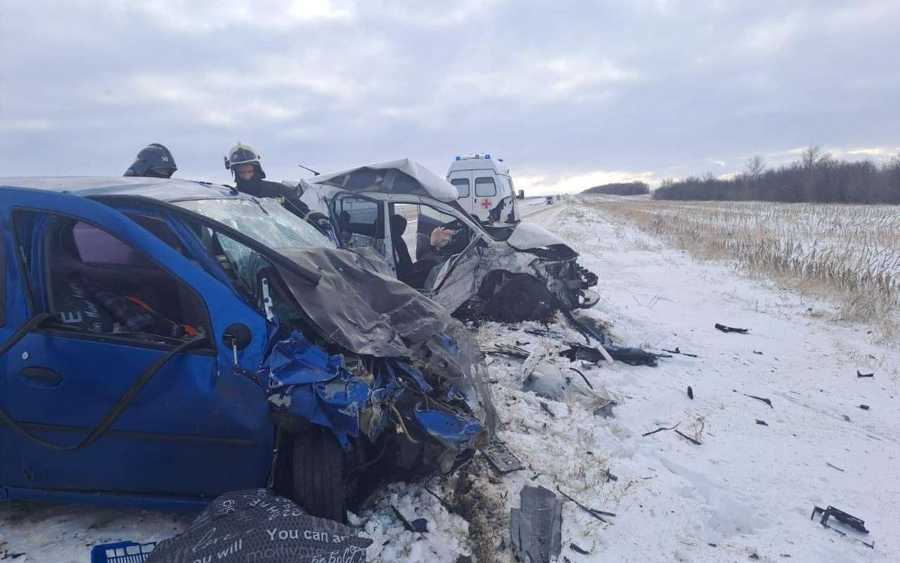 Машины искорежены: на заснеженной трассе столкнулись две иномарки