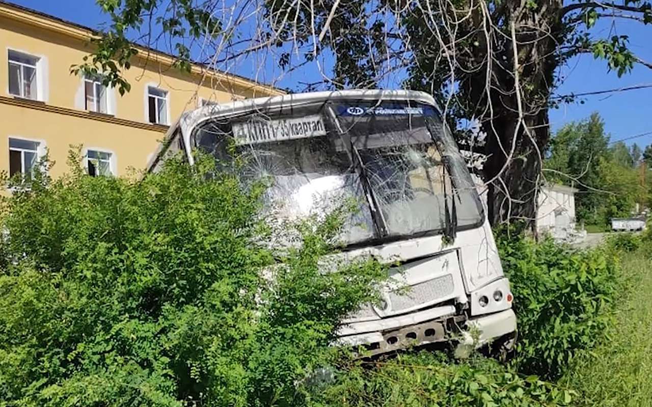 Автобус врезался в остановку. Много погибших и раненых