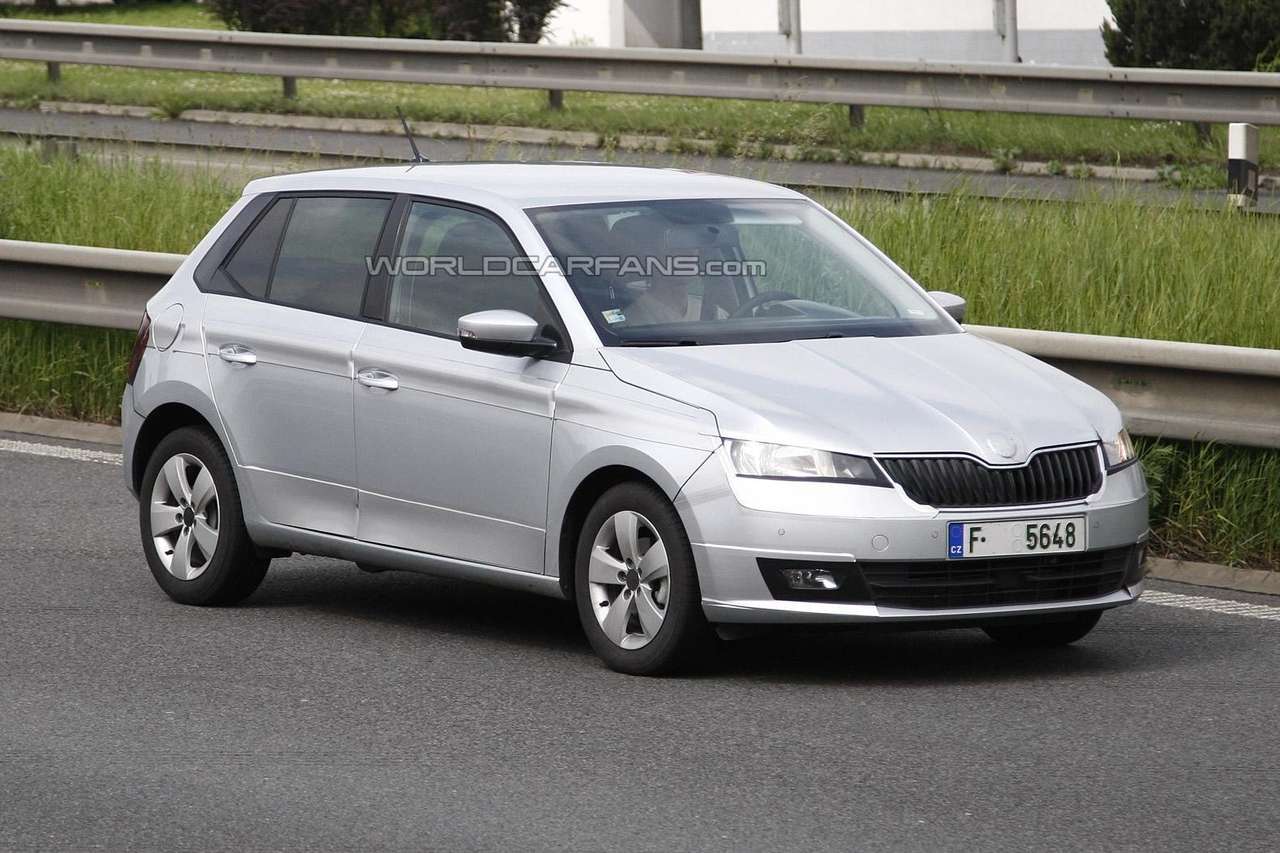 Новая Skoda Fabia показалась в облегченном камуфляже