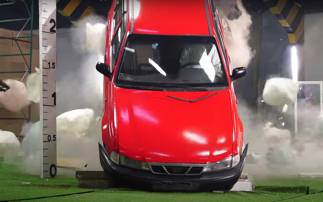 Полет успешный: 100 подушек безопасности запустили машину