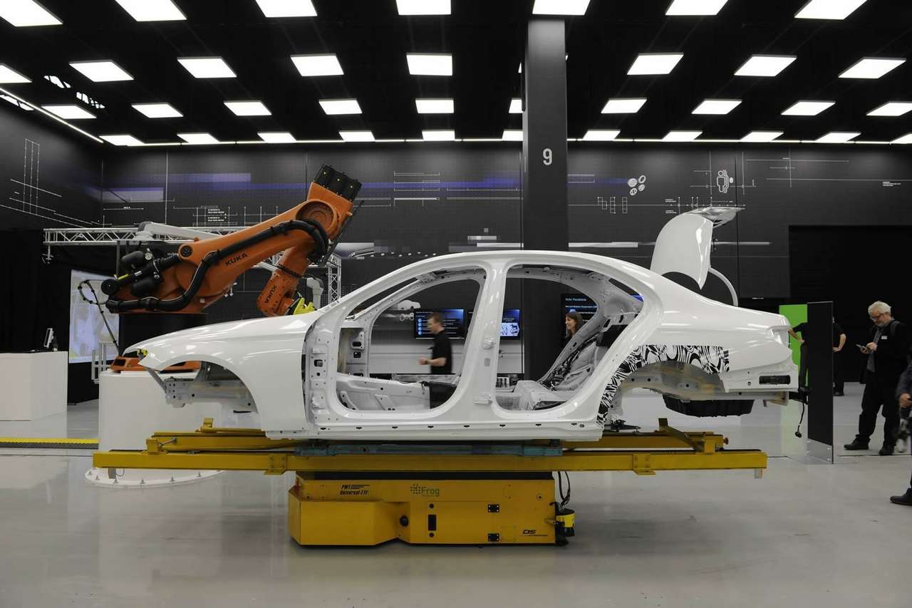 Mercedes-Benz E-класса сворачивает на бездорожье