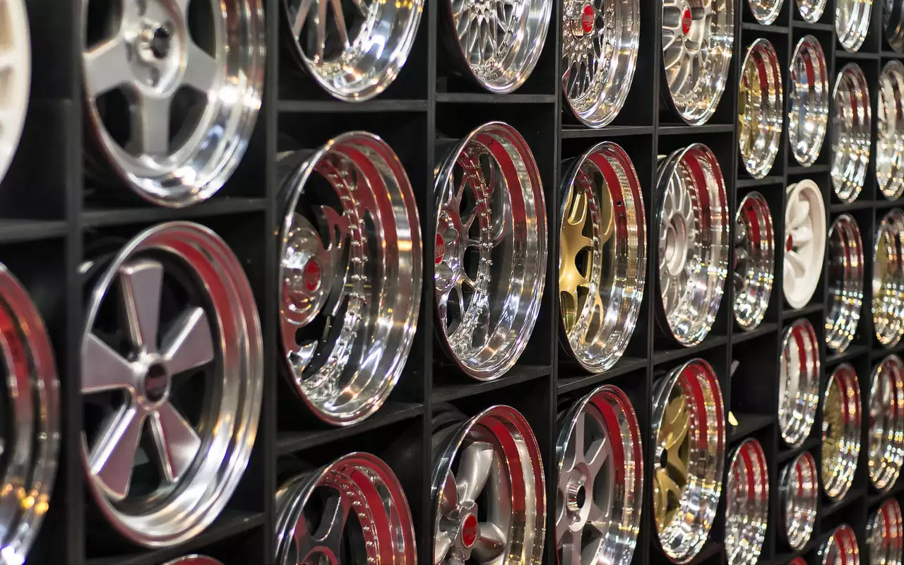 Выбор дизайна литых и кованых дисков настолько обширен, что перебрать все варианты практически невозможно. Хороший магазин предложит продукцию 40-50 разных фирм.