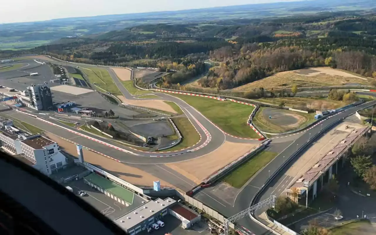 Нюрбургринг: потрясающие кадры Зеленого ада с воздуха