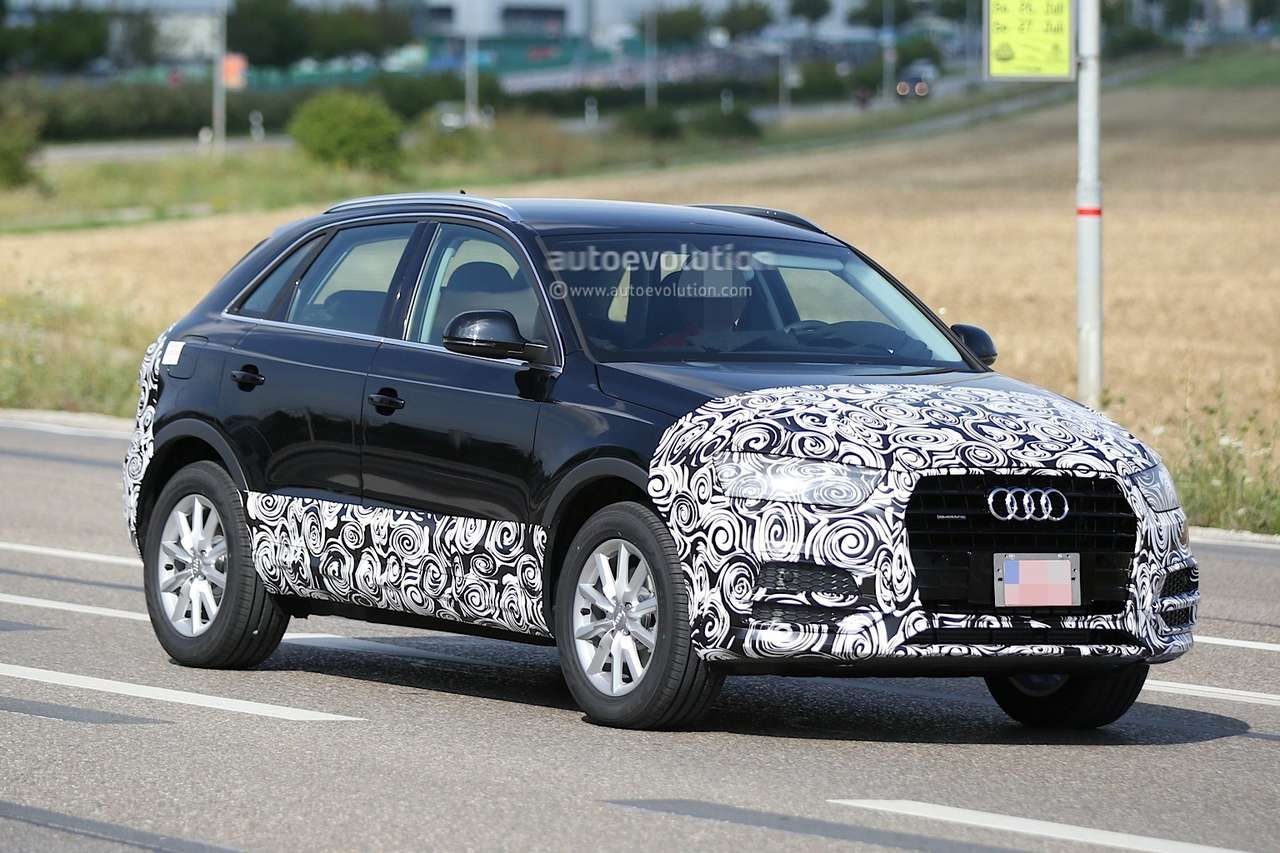 Обновленный кроссовер Audi Q3 попался шпионам в легкой маскировке