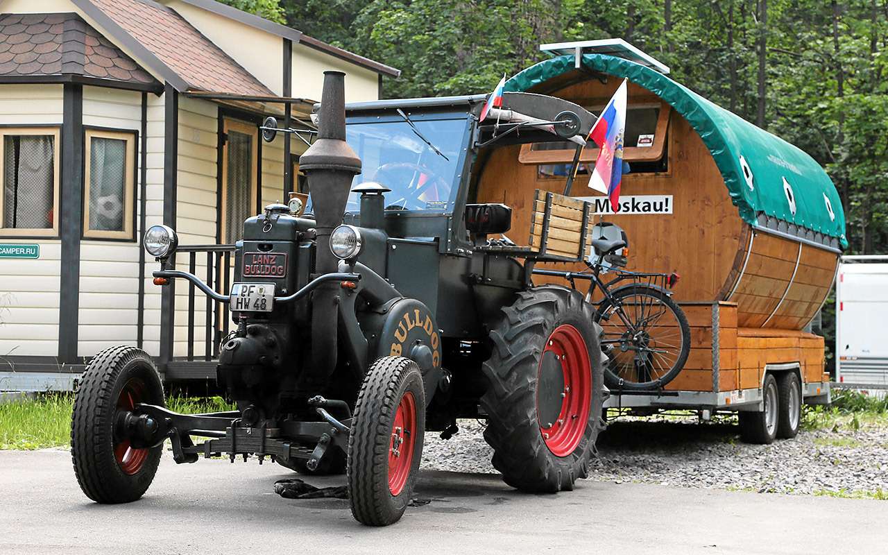 Из Германии трактор с прицепом проделал путь протяженностью почти 2,5 тысячи километров, переварив около 500 литров солярки. Путешествие в Россию у Хуберта Вирта растянулось на целый месяц.