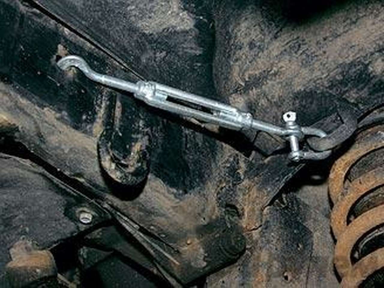 Стяжка переднего моста в транспортном и рабочем положениях.