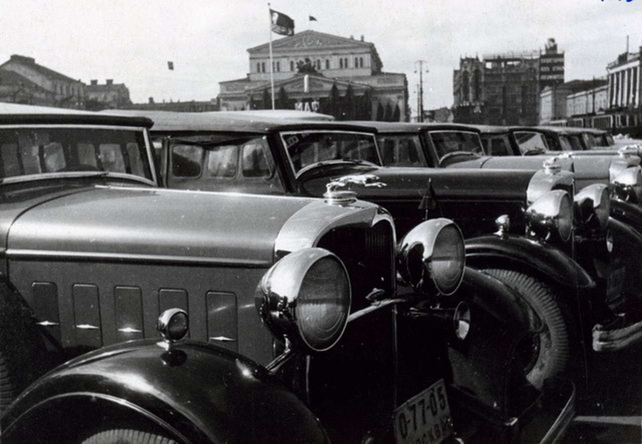 Ретроспективы работ фотографа Якова Халипа на Олдтаймер-Галерее