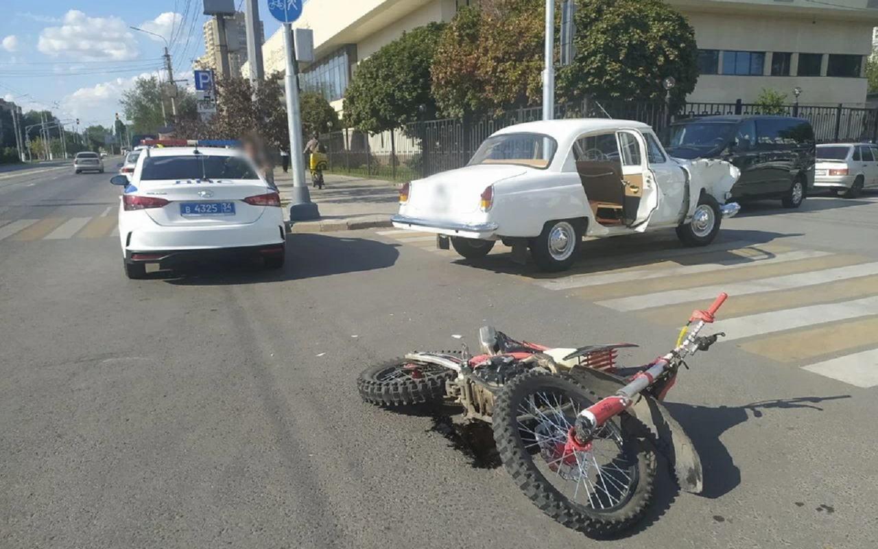 Подросток на питбайке врубился в раритетную Волгу