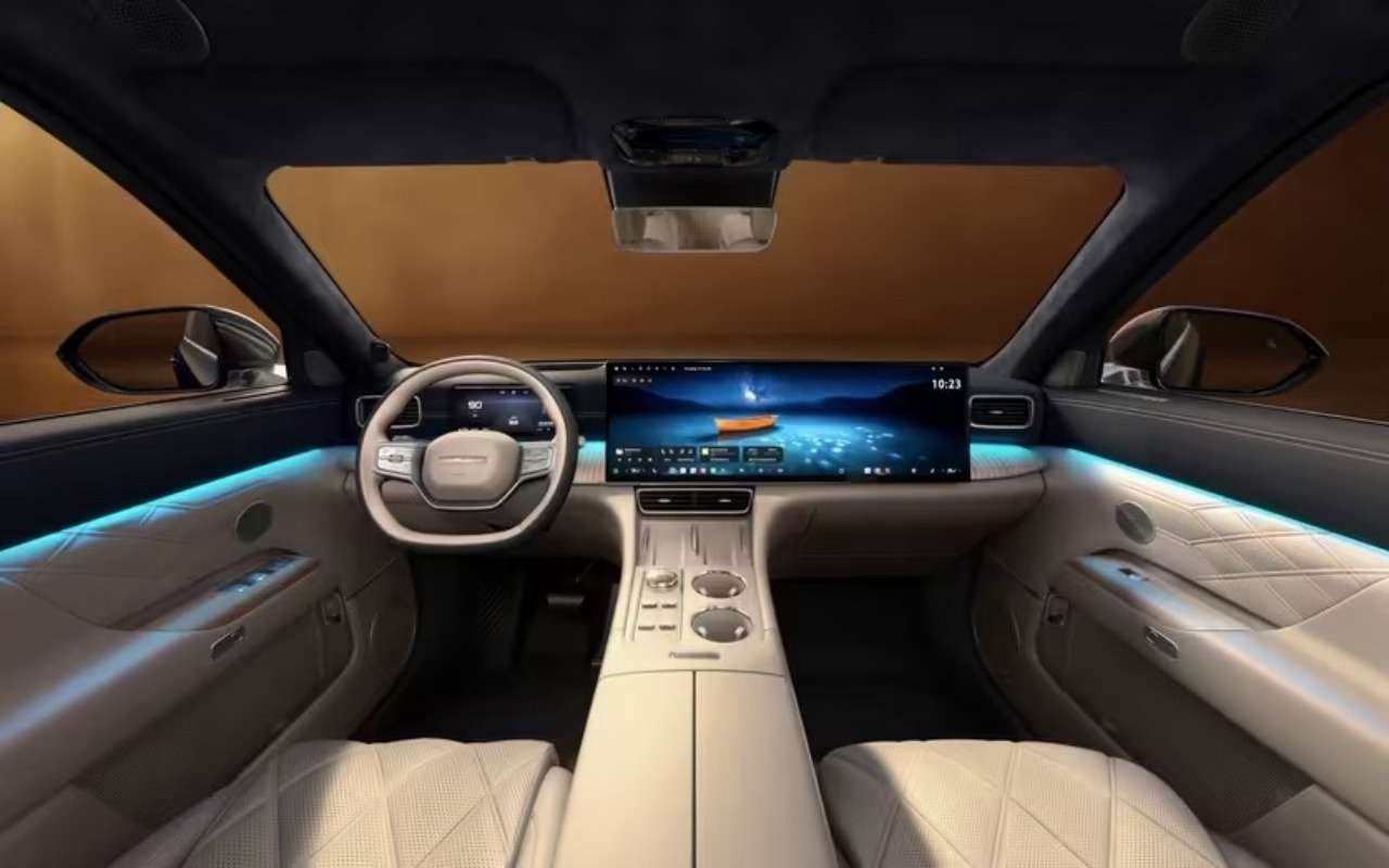 Интерьер Esteo Exlantix ET8