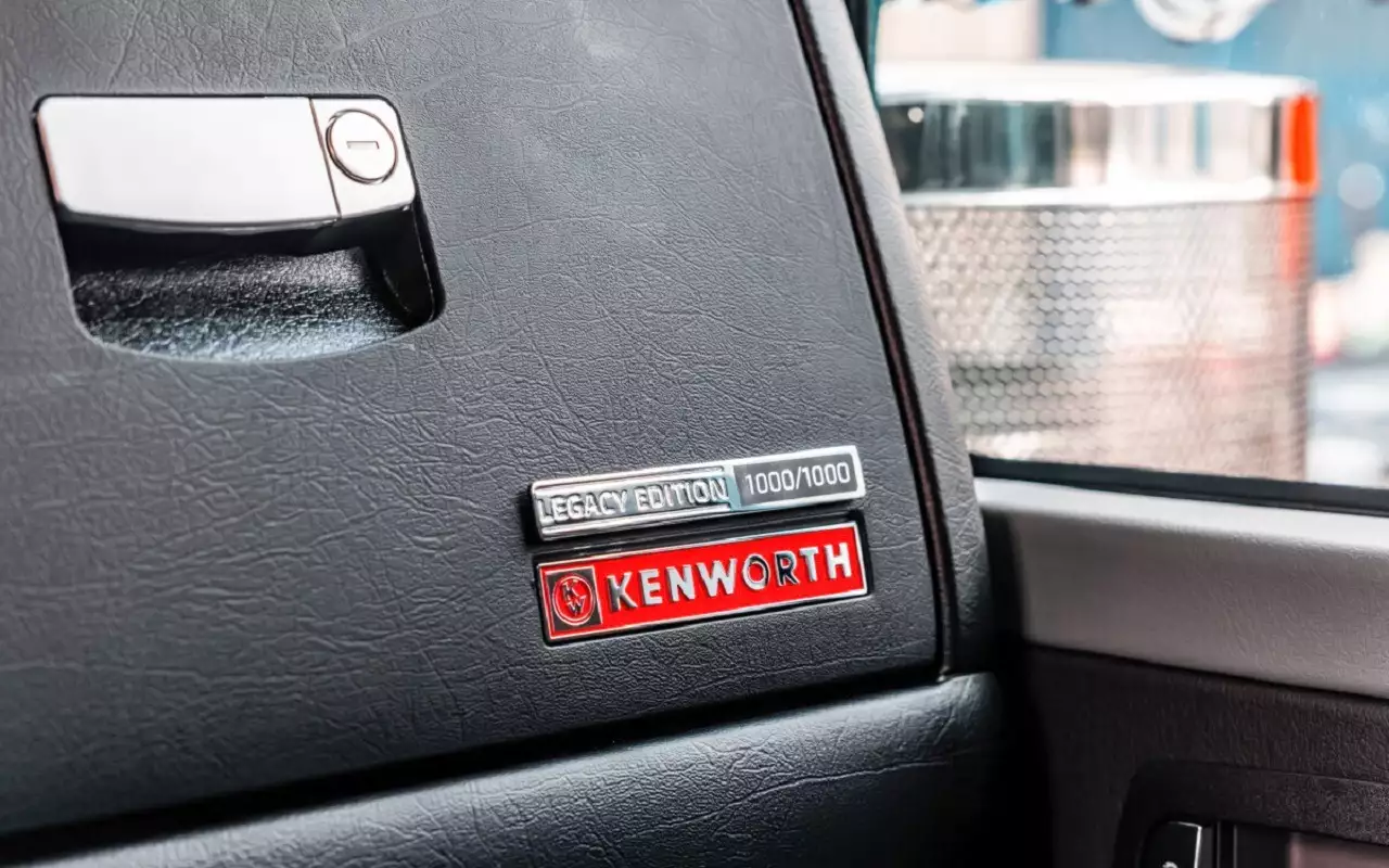 Шильдик с порядковым номером грузовика Kenworth W900 в серии Legacy Edition красуется на крышке бардачка.