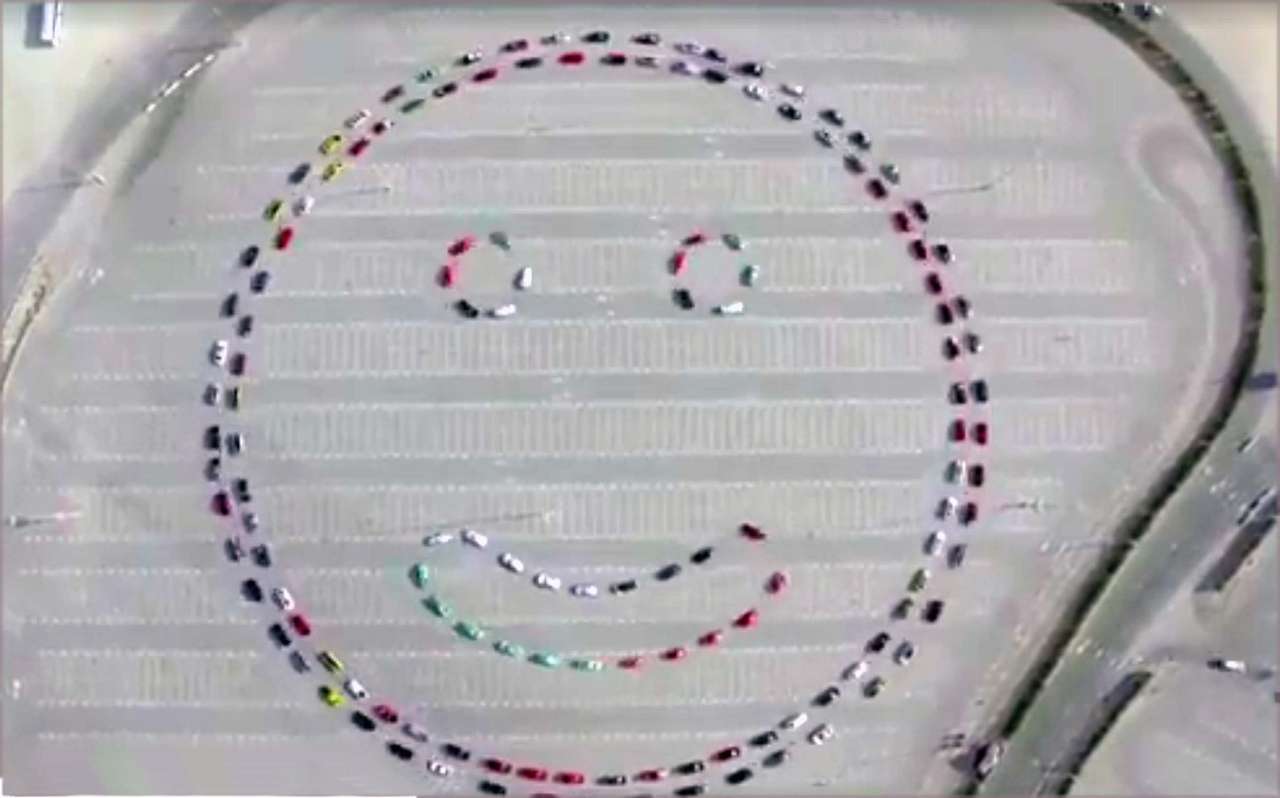 Такие милые: полиция Дубая сделала гигантский смайлик из машин