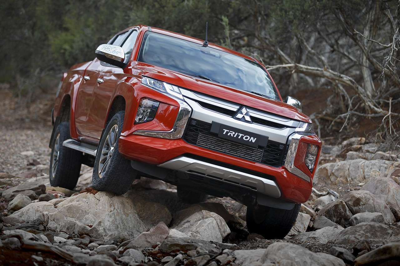 Старый 136-сильный турбодизель ушел в историю. Теперь Mitsubishi L200, в зависимости от рынка, будет предлагаться с 2,4-литровыми бензиновым и дизельным двигателями мощностью 128 и 181 л.с. Последний на версии для российского рынка ставился и до этого