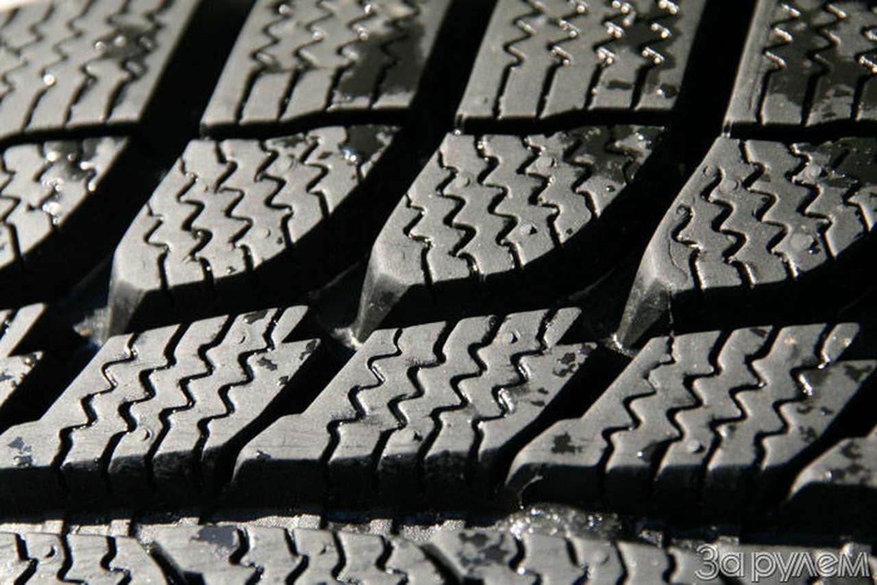 Множество извилистых ламелей под разными углами почти без следов износа. В современных шинах мягкая резина обладает достаточной износостойкостью.