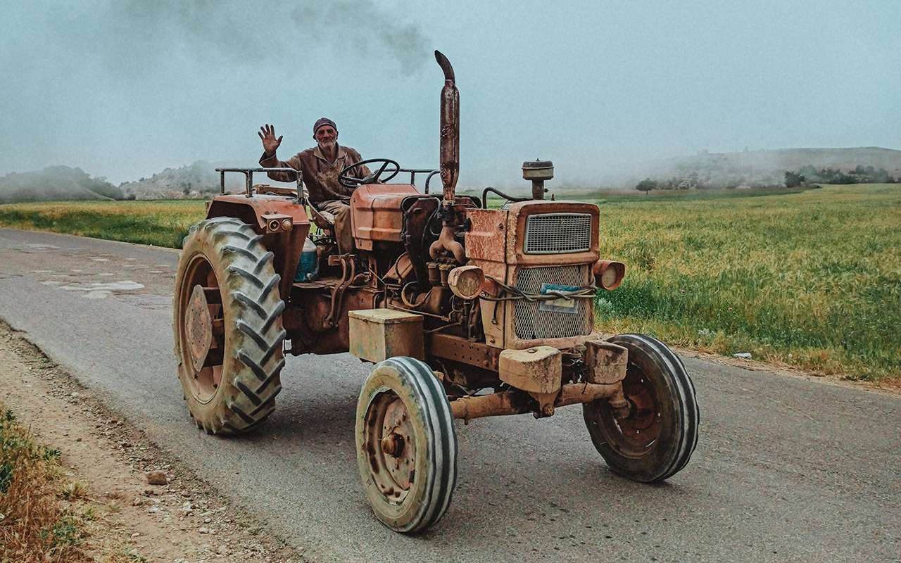 Названы ограничения для желающих управлять трактором