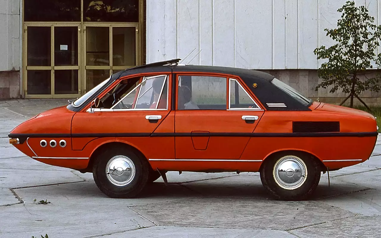 Каравелла Александра Чапыгина — пример безграничной дизайнерской фантазии отечественных Самоделкиных. Мотор в стеклопластиком кузове — от Запорожца, и тоже сзади. Зато кузов – четырехдверный, а передняя подвеска – собственной конструкции.