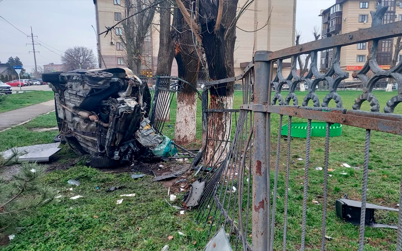Натворил: лихач снес мотивирующую надпись «Твори добро»