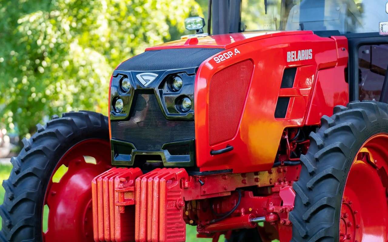 Прощай, синий трактор! Белорусские тракторы начали красить как Ferrari
