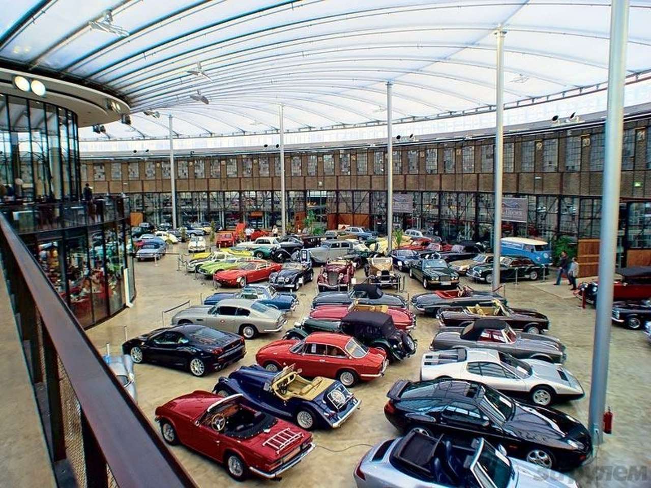 Здесь собраны буквально сотни автомобилей, среди которых нет двух одинаковых. В центре зала, где когда-то был поворотный круг, нынче построен двухэтажный ресторан с видом на торговый зал для возбуждения аппетита.